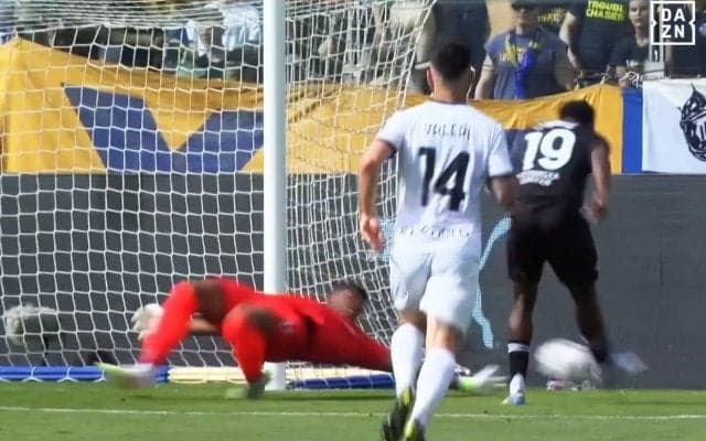 嘘だろ！？ 鈴木彩艶、“マトリックス仰け反り”にファン驚愕「腕の伸ばし方すごい」「リアクションの速さレベチ」“反応だけで”大ピンチに粘り勝ちした瞬間