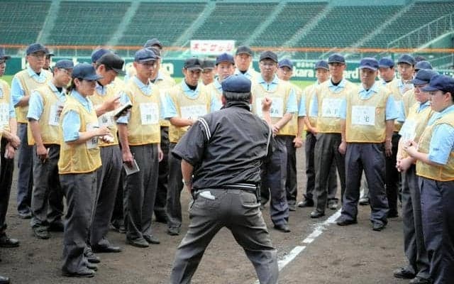 甲子園で高校野球の全国審判講習会　夏の地方大会へ動作や姿勢を確認