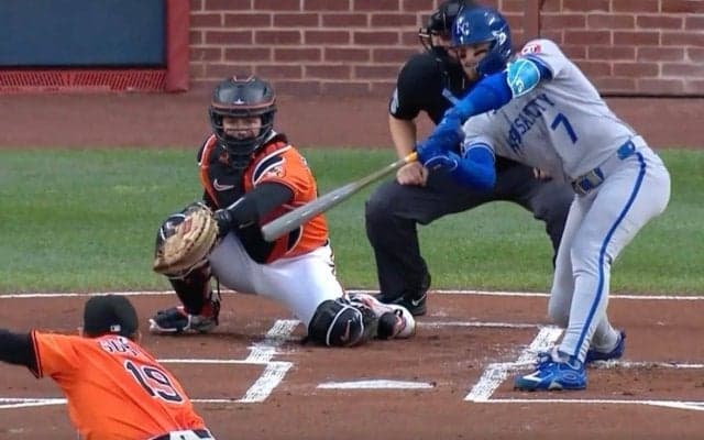 巨人時代以上やん！ 菅野智之の魔球で“まさかの光景”「曲がりすぎ」 天才打者を翻弄→バットが止まらず“空振り三振”「エグい軌道」