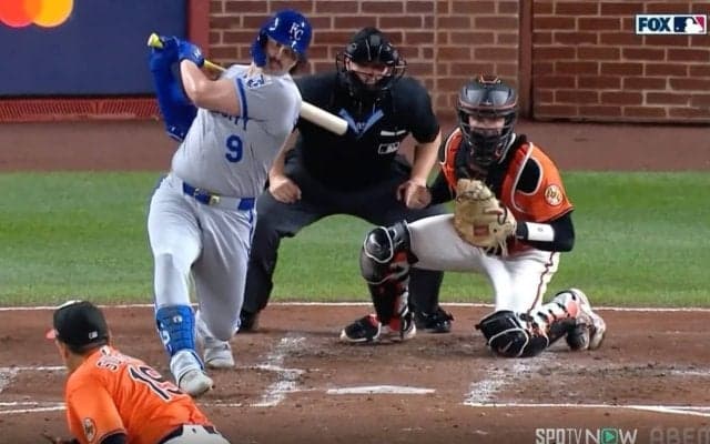 なんだこれは…？ 菅野智之に“打者ドン引き”「この球は打てない」 バットから逃げる“魔球”→“マン振り三振”で黙ってベンチに立ち去る