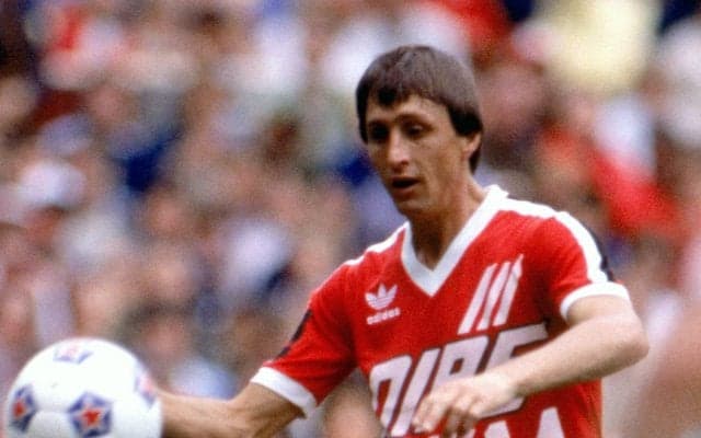 ヨハン・クライフ来日時の衝撃エピソード 試合中に相手選手を指導 バルセロナ監督時代には炎天下のJSL選抜戦も