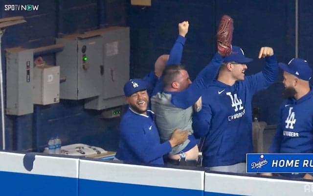 大谷翔平、9号弾でド軍トレーナーが雄叫び！ HR球を直接キャッチ→“何度も”絶叫「俺とっちゃった！」お祭り騒ぎで話題沸騰