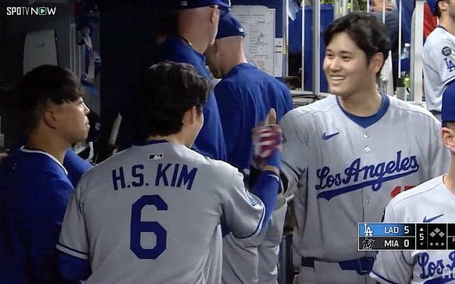 よくやった！大谷翔平が9号HR直後キム・ヘソンに“粋な祝福” 振り返って改めて「ぽんぽんして喜んでる」ベンチで滲む人柄に反響