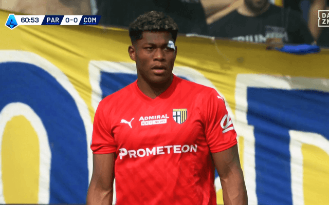 軽く蹴ったのに…鈴木彩艶の“70m低弾道フィード”で敵陣カオス！「飛びすぎ」「ザイオンのキックは戦術」ファン驚愕の瞬間