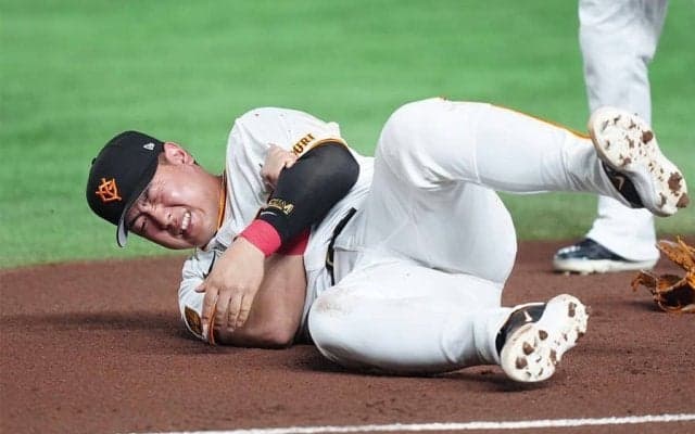 巨人・岡本和真が緊急交代　一塁守備で打者と交錯→左肘押さえ苦悶、東京D騒然