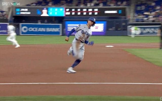 ベッツ激走→テオスカーで返した！ ド軍、電光石火の“奇襲”に反響続々…名手も一歩及ばず「完璧なスタート」「珍しい」