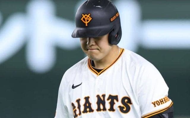 巨人主砲に“まさか”の悲劇…「肘反対に向いてたよね」岡本和真が阪神・中野と交錯して負傷交代