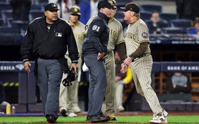 球審にブチギレ退場「納得できない」　ペン、眼鏡投げ捨て顔真っ赤…指揮官まさかのジョーク