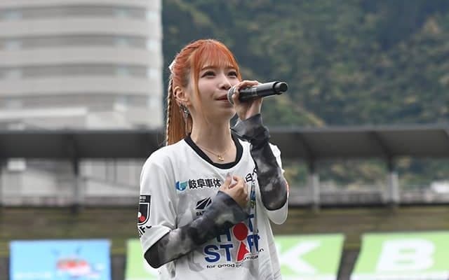 亜咲花さん「すごく夢のような瞬間」 J3岐阜の「競馬DAY」でライブや騎手と共演