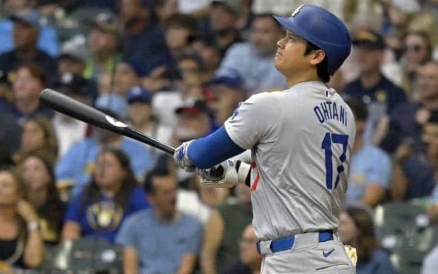 大谷翔平が「怪物的な一撃」2階席へ豪快10号でバットフリップも披露　“確信歩き”の2戦連発&7回に同点適時二塁打