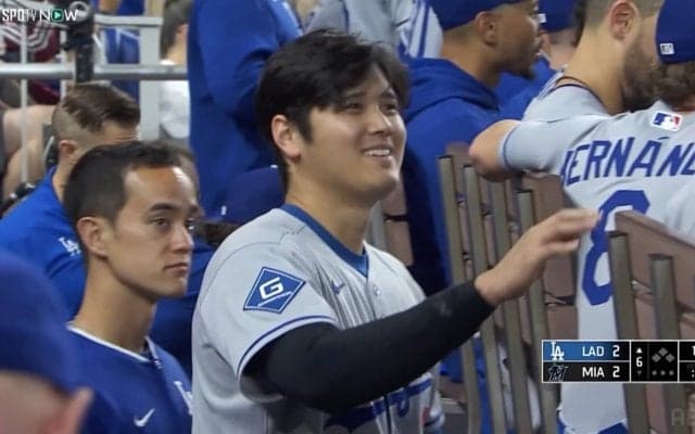 「えぐいの打ったな」特大ホームランの大谷翔平を見つめるベッツの表情が話題…目を丸くして“ドン引き”リアクションの瞬間