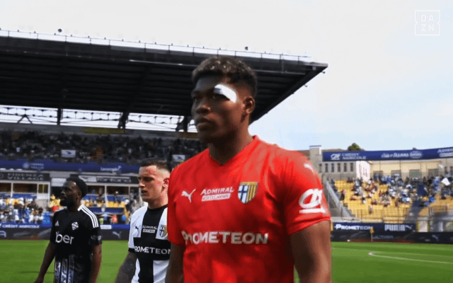 「猫のように飛んだ」鈴木彩艶の“神反応セーブ”をイタリア全国紙が絶賛！「驚異的な介入」「パルマで最高の選手」