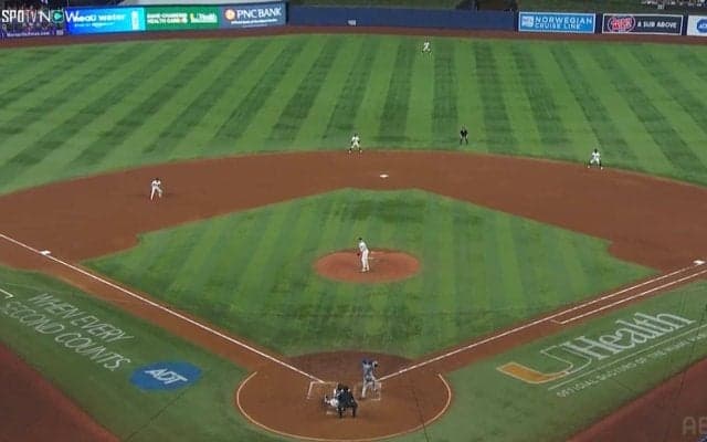 大谷翔平の特大ホームランに相手外野手も“確信フリーズ”…頭上通過を「ただ見上げるだけ」の衝撃弾にスタジアムは大歓声