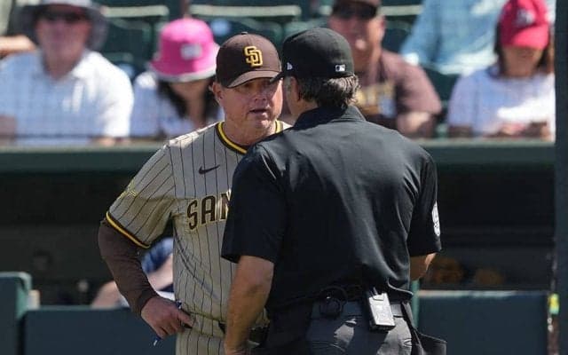 温厚指揮官がブチギレ　眼鏡ぶん投げ“鬼の形相”…ファンは称賛「最高だ」