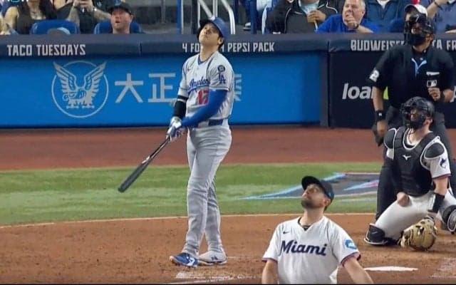 球場大騒ぎ！大谷翔平、バットぶん投げた「カッコよすぎ」「ヤバいなw」 10号特大アーチで“確信歩き&バットフリップ”…ファン大歓喜