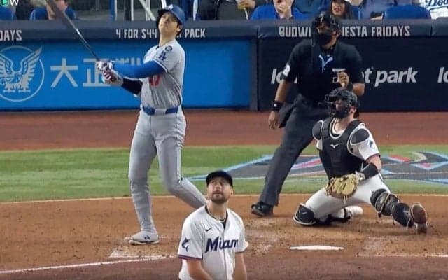 なぜそこに投げた？ 大谷翔平の2階席特大アーチで“戦意喪失”「ドン引きだろ」「お手上げ状態」 ほぼ真ん中に“失投”… 初球いきなり被弾「これは打たれる」