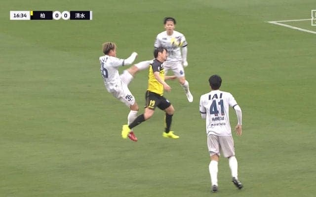 大丈夫か？強烈ハイキックが側頭部を直撃するアクシデント発生「結構頭蹴っ飛ばしてる」ボール処理で上げた脚が相手選手を一撃→VAR介入