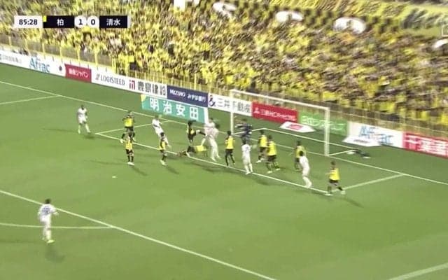 「あれでファール取られるのか」試合終盤、歓喜の同点弾取り消しが物議「飛ぼうとしたのを押されてる」競り合い時の“手”が決め手？VAR判定でノーゴールに