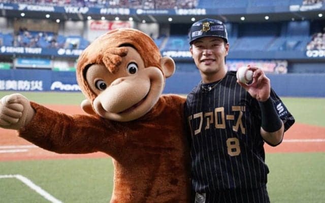 人気キャラが球場をジャック　来場者に混じって22歳右腕もモノマネ披露で大爆笑