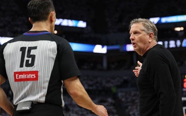 ウルブズのフィンチHCがゴール下での誤審に不満爆発…カーHCは“お互い様”と返答