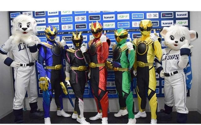 俊敏アクションで敵を倒す…始球式はノーバウンド　西武本拠地に集結した“ヒーロー”