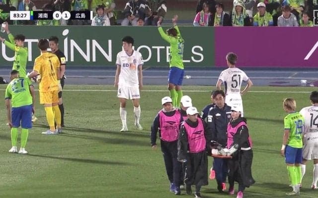 「選手として誇れるね」「プロフェッショナル」担架でピッチ横断の負傷退場に場内からブーイングも選手らがサポーターを制止「脳震盪だから最短距離で」