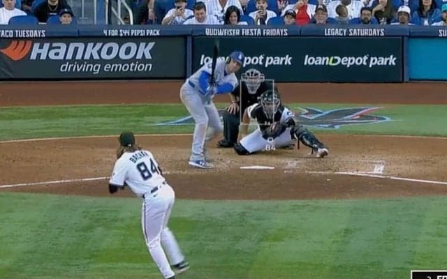 大谷を申告敬遠だと…？ フリーマン、意地の“変態ゴルフ打ち”「ヤバいw」「打ちすぎだろ」 悪球をスゴい態勢で打ち返す「実は最強打者説」