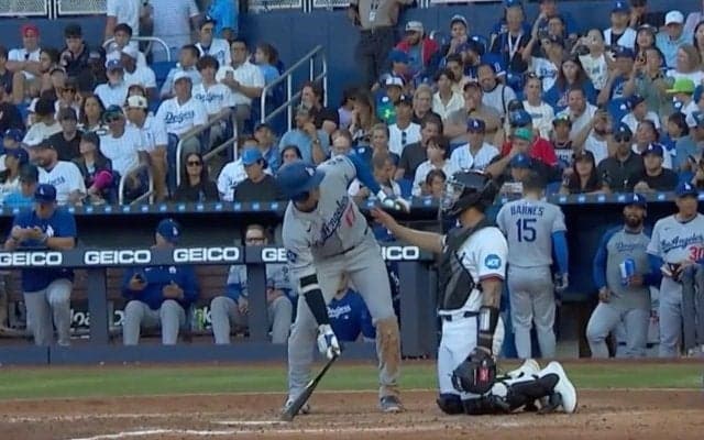 何が起きた？ 大谷翔平がビックリ… “まさかの展開”「そらビビるw」「これは面白い」相手捕手に囁かれる→ベンチに一瞬見せた表情が話題に