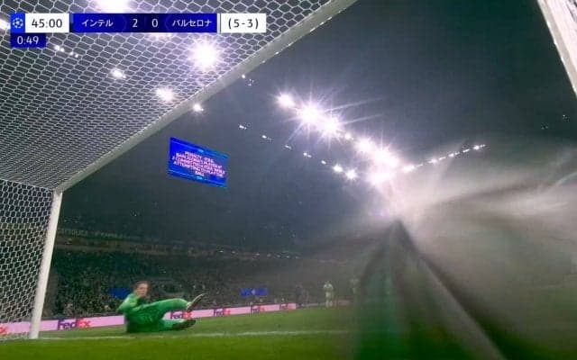 嘘だろ！超強烈PKが中継カメラを直撃！あり得ないゴール映像に「完全にぶっ壊した」「吹き飛んでるやん」SNS騒然