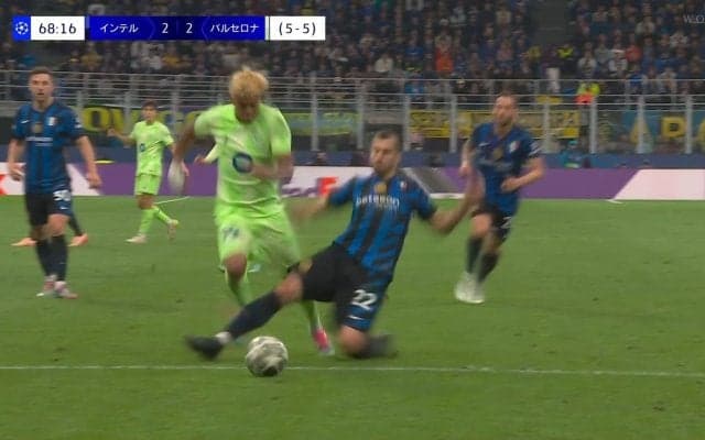 「PKだろ！」「審判によっては のやつだ」VAR判定に物議！PAライン“またぎ”で倒れ逆転チャンスのPK獲得→FKに修正「結構際どい」【CL準決勝】