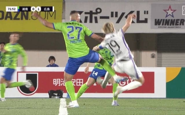 「カードないのかい！？」「ガキ使ちゃうねんから」広島DF、アフターで“無慈悲”なタイキックを受け激昂「そりゃ怒るわな」