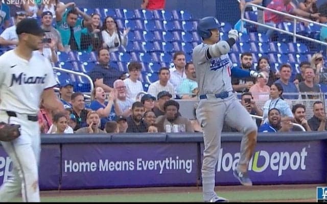 何が起きた…？ 大谷翔平のヒットで“観客に異変”「スゴいな」「初めて見たw」 敵地ファンの“まさかの行動”が話題に「ファンが増えたw」