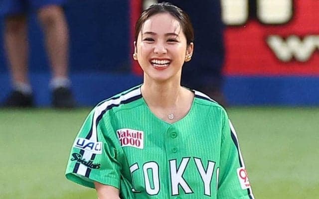 神宮に降臨した“勝利の女神”　ワンバウンド投球も…笑顔で場内魅了「めちゃくちゃ可愛い」
