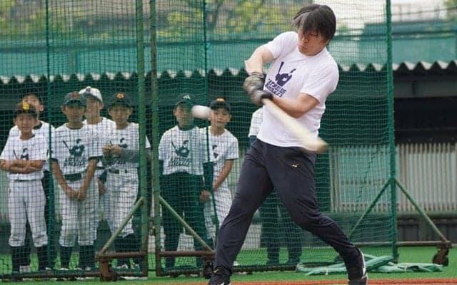 50歳の松井秀喜氏、野球教室で豪快な柵越え披露　子どもの「ホームラン」コールに応える