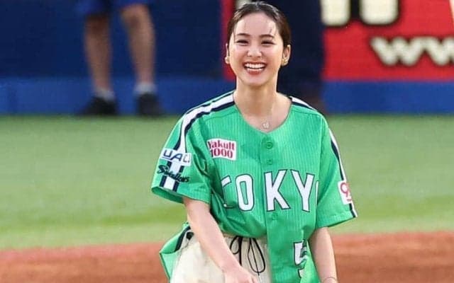 「こんなぴかぴかの笑顔、ある？」神宮に降臨した＂勝利の女神＂が話題　「めちゃめちゃかわいいな」「透明感ありすぎ」