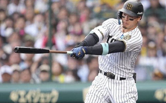 軽く振って「飛距離おかしい」　佐藤輝明の“爆速打”に驚愕「当てただけやん…」
