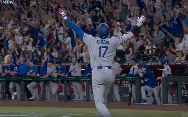 球場大騒ぎ！大谷翔平、とんでもない“バットぶん投げ”「ヤバい」「どこ行ったw」182キロ爆速弾丸アーチ→ゆっくり“確信歩き”万歳ポーズ「これはスーパースター」