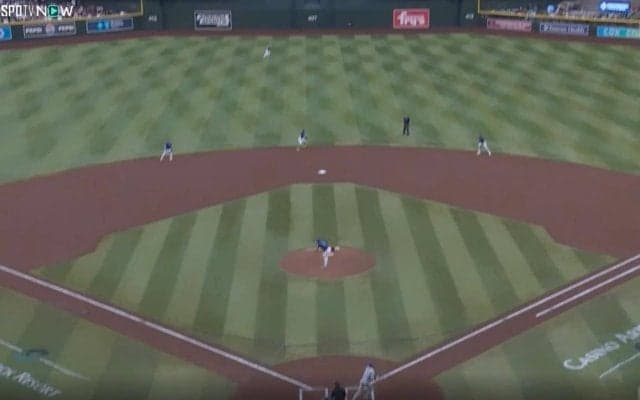 何が起きた…？ 大谷翔平の打球で“謎のハプニング”「どうした」「伸びすぎｗ」相手外野手が混乱する… ファン騒然「脳バグる」