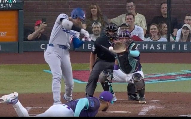 なぜ打った…？ 大谷翔平、想定外の“悪球打ち”「ありえない」「すげえw」 強引に逆方向へ運ばれる→投手ドン引き「投げるところないw」