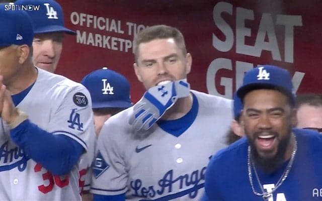 フリーマン、大谷翔平の決勝アーチに喜び爆発！ 打席控えグローブを咥えたまま…ベンチで捉えた歓喜の瞬間