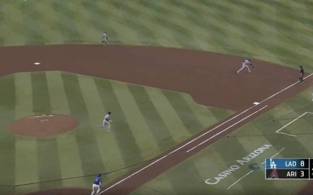 佐々木朗希のピンチを救った！ 名手・フリーマンの“超ファインプレー”「すげえ…」「上手すぎる」 高速ゴロをスーパーキャッチ… 球場騒然