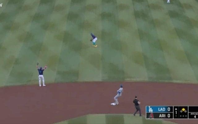 球場騒然！ 大谷翔平、超特大二塁打で“まさかの光景”「エグすぎる」 伸び続ける174キロ“高速打球”→外野手の頭上を爆速通過