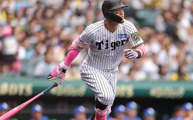片手一本なのに衝撃飛距離「意味わからん」　佐藤輝明の“変態打撃”に虎党唖然「えぐい」