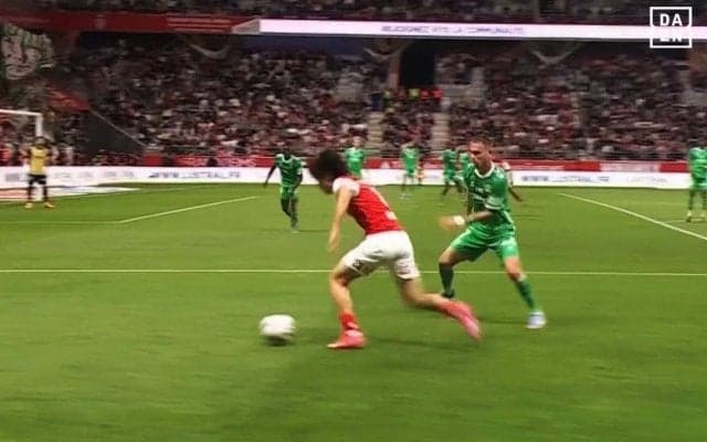 「押し込むだけやろ！」中村敬斗が“鮮烈ドリブル”で決定機演出→味方２人が飛び込むもアシスト未遂…「何回外すんだよ」ファン落胆