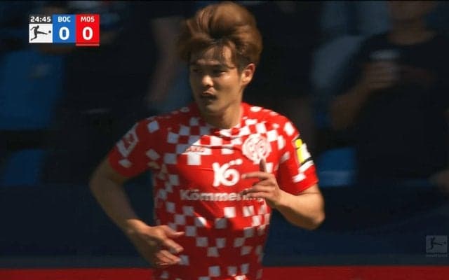 193cm巨漢MFに完勝！ 佐野海舟の“倒れてもボール回収”にファン興奮「球際も強いし本当に最強」「頭いい」ブンデスリーガ１年目でデュエル王争い