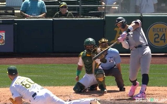 ジャッジが止まらない！バックスクリーン直撃弾に相手野手はガックリ…特大の14号ソロにファンは衝撃