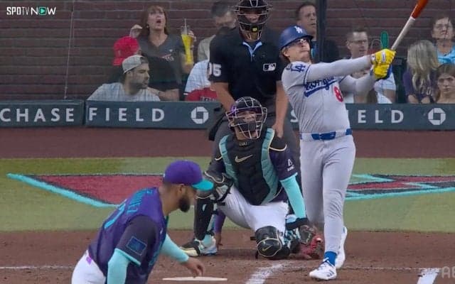 ド軍キケ、特大アーチでドリンク片手の観客が思わず“口あんぐり” 突然のHRに飲み物そっちのけ…驚きの瞬間