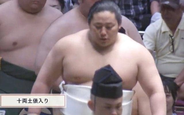 「何あの柄？」「かわいい」「逆さミッキーじゃん」新十両23歳のオールバックイケメン力士、独特な化粧まわしに熱視線