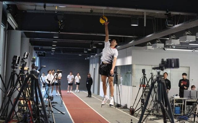 高校生たちがシューズ開発の現場を体験。西田有志は「興味を持つことがプレーヤーとしても大事」とエール【METARISE 2 - TRY! ASICS!】