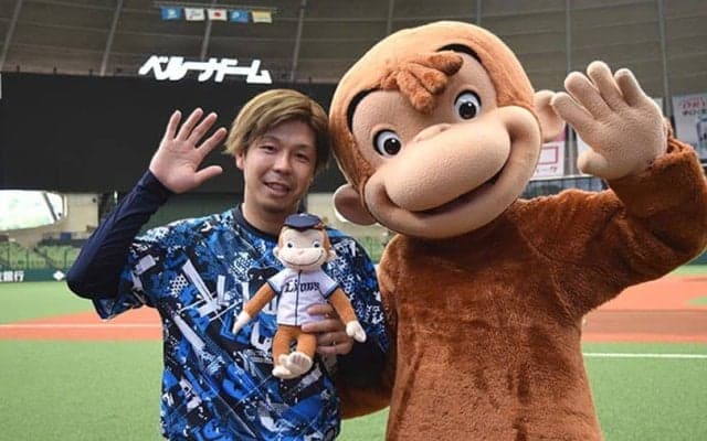 選手も興奮「よく見ていました」　おさるのジョージ来場…ウキウキ始球式や撮影会も